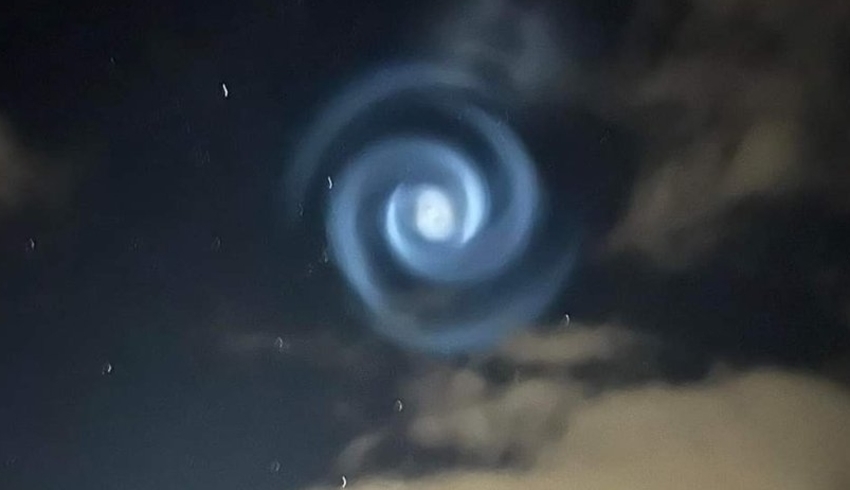 Falcon 9 fuel dump behind spirals over New Zealand